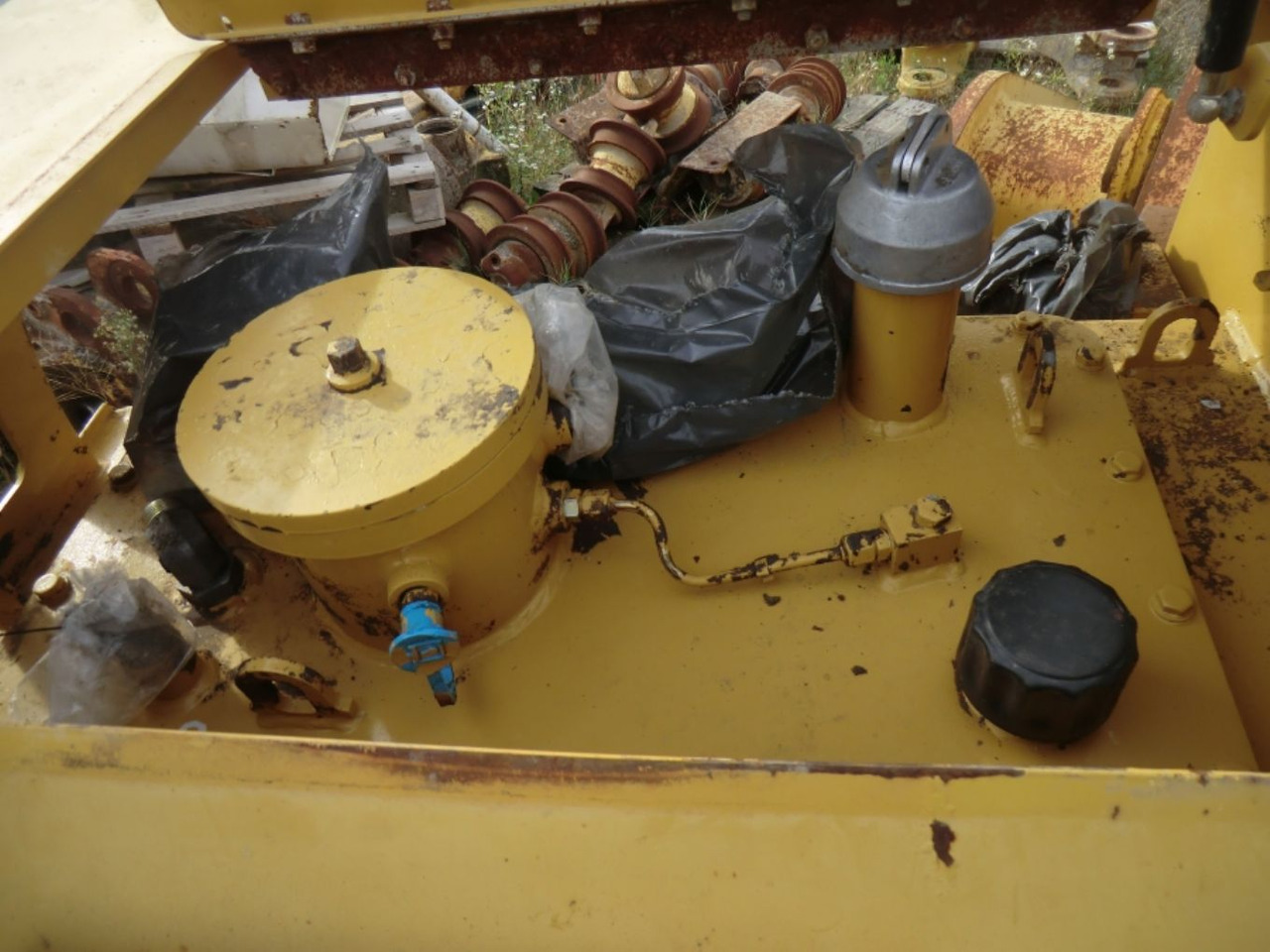 Caterpillar 735 Serbatotio olio idraulico, completo di porta batterie, quadro elettrico. - Réservoir hydraulique pour Engins de chantier: photos 4 Caterpillar 735 Serbatotio olio idraulico, completo di porta batterie, quadro elettrico. - Réservoir hydraulique pour Engins de chantier: photos 4
