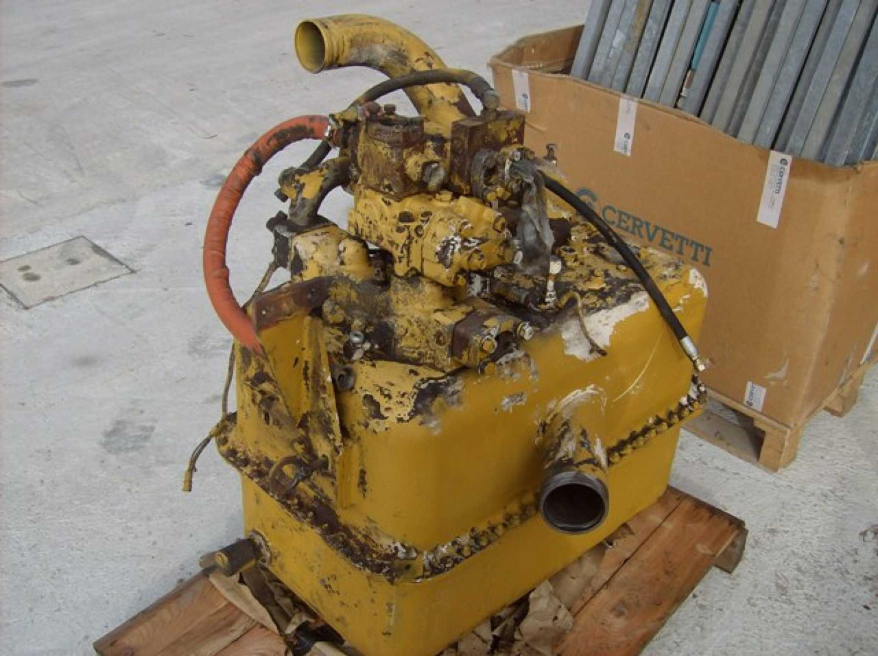 Caterpillar 966F II SERBATOIO - Carrosserie et extérieur pour Engins de chantier: photos 1 Caterpillar 966F II SERBATOIO - Carrosserie et extérieur pour Engins de chantier: photos 1