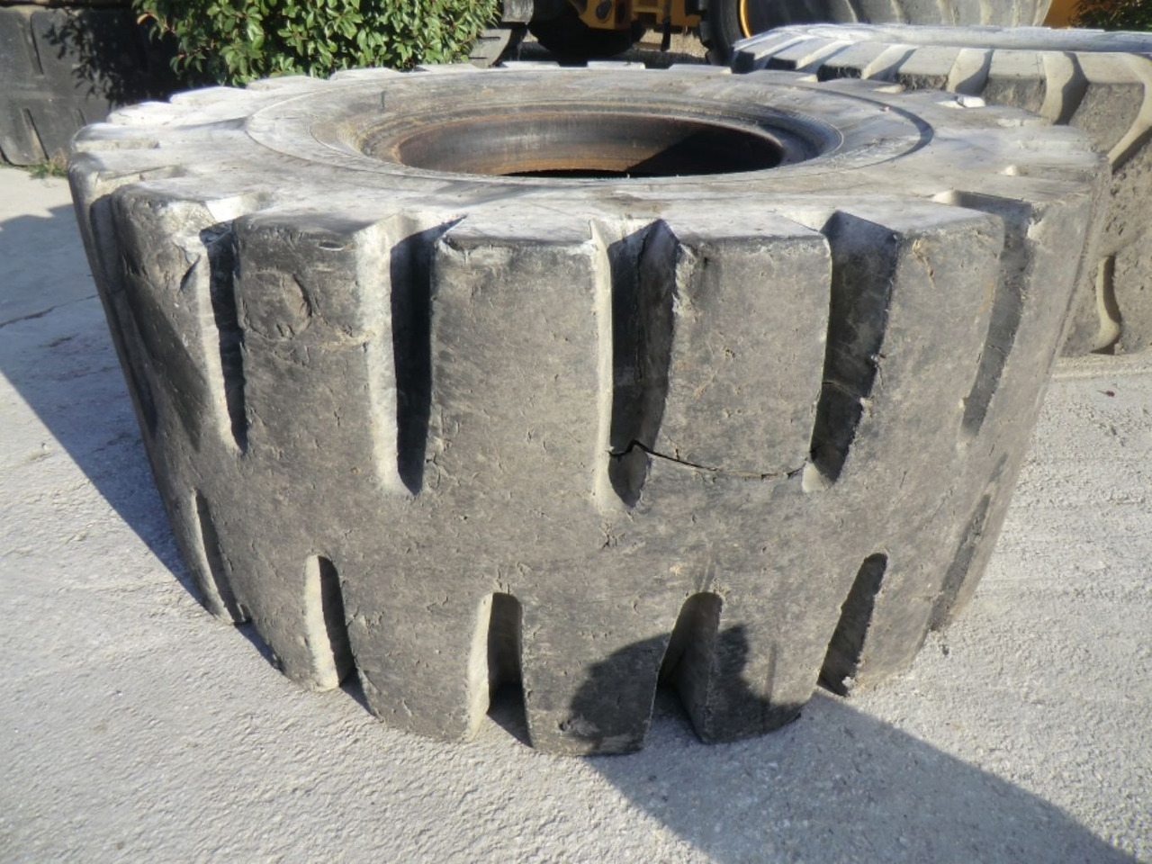 UNITED 35/65-33 L5 Pneumatico misura 35/65-33 L5 passo alto. - Pneu pour Engins de chantier: photos 2 UNITED 35/65-33 L5 Pneumatico misura 35/65-33 L5 passo alto. - Pneu pour Engins de chantier: photos 2