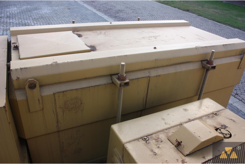 Camion citerne pour transport de carburant Caterpillar D6E Fuel tanker: photos 19 Camion citerne pour transport de carburant Caterpillar D6E Fuel tanker: photos 19