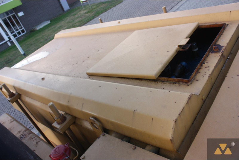 Camion citerne pour transport de carburant Caterpillar D6E Fuel tanker: photos 18 Camion citerne pour transport de carburant Caterpillar D6E Fuel tanker: photos 18