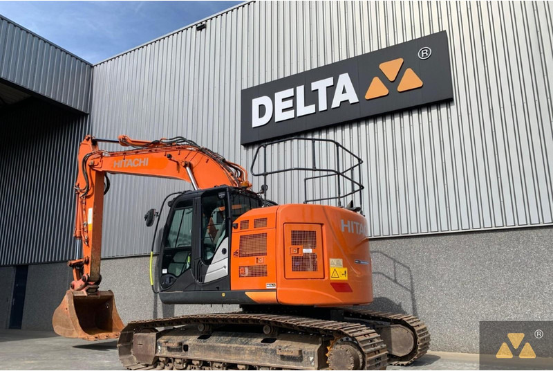 Hitachi ZX225USLC-6 - Pelle sur chenille: photos 4 Hitachi ZX225USLC-6 - Pelle sur chenille: photos 4