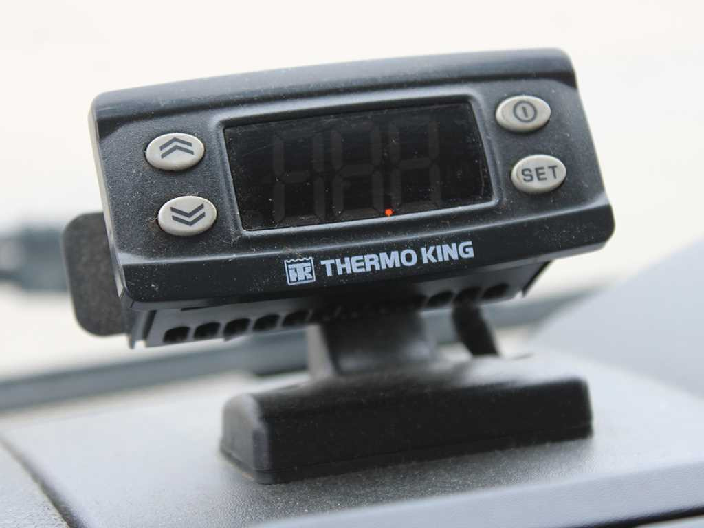 Camion frigorifique Iveco EUROCARGO 75E19, THERMO KING C - 450e, HYDRAULIC FRONT: photos 12