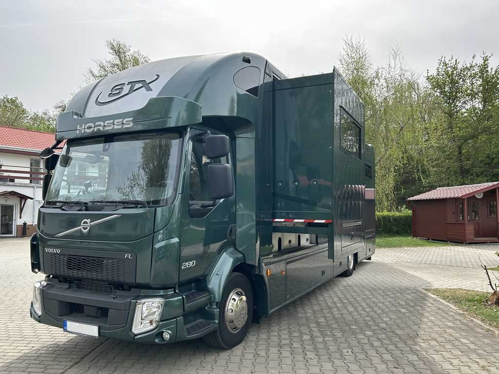 Volvo STX FL, 6 PEOPLE, 5 HORSES, CAMERA, 2X TAIL LIFT - Camion chevaux: photos 1 Volvo STX FL, 6 PEOPLE, 5 HORSES, CAMERA, 2X TAIL LIFT - Camion chevaux: photos 1