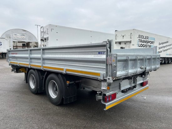 Möslein Tandemkipper-Tieflader, 3 Seitenkipper mit Einschubrampen - Remorque porte-engin surbaissée: photos 5 Möslein Tandemkipper-Tieflader, 3 Seitenkipper mit Einschubrampen - Remorque porte-engin surbaissée: photos 5