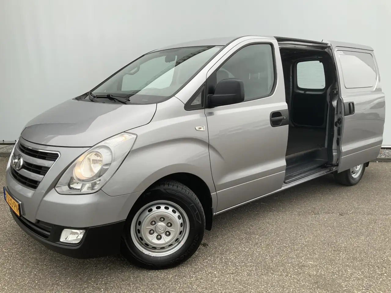 Hyundai H 300 2.5 CRDi Dynamic Dub Schuifdeur Airco Navi 3 Zits - Fourgon utilitaire: photos 2 Hyundai H 300 2.5 CRDi Dynamic Dub Schuifdeur Airco Navi 3 Zits - Fourgon utilitaire: photos 2