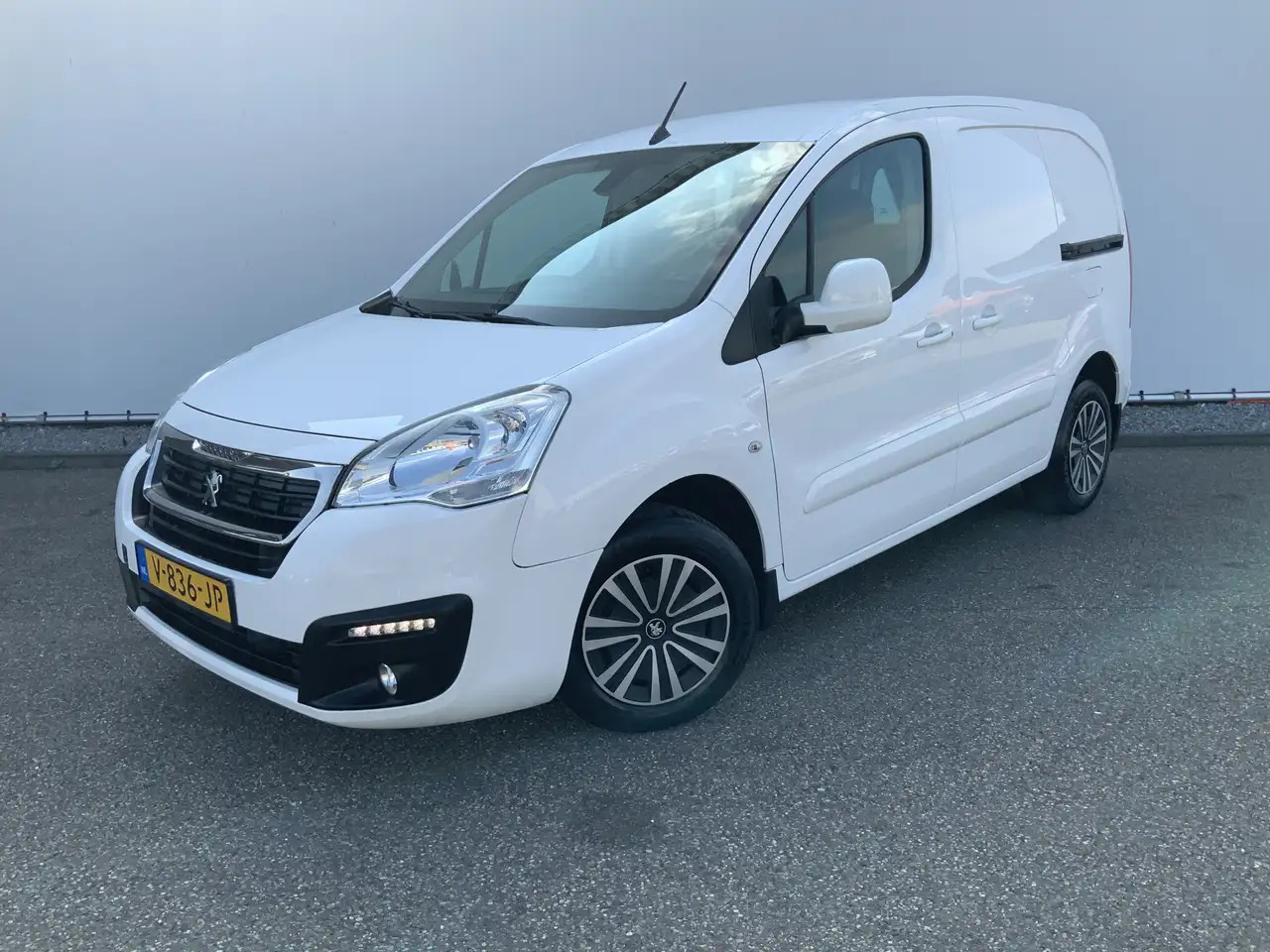 Peugeot Partner 122 1.6 BlueHDi Automaat hapert !!!100 L1 Premium - Fourgonnette: photos 1 Peugeot Partner 122 1.6 BlueHDi Automaat hapert !!!100 L1 Premium - Fourgonnette: photos 1