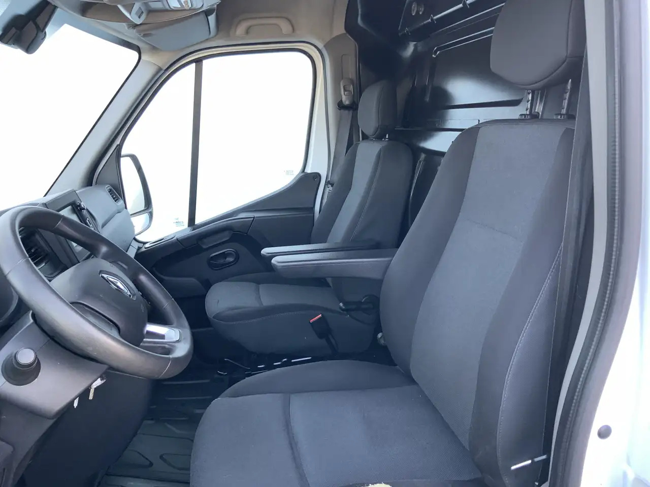 Fourgon utilitaire Renault Master T35 2.3 dCi 135 L2H2 Airco Cruise Navi Side Bar Ca: photos 8