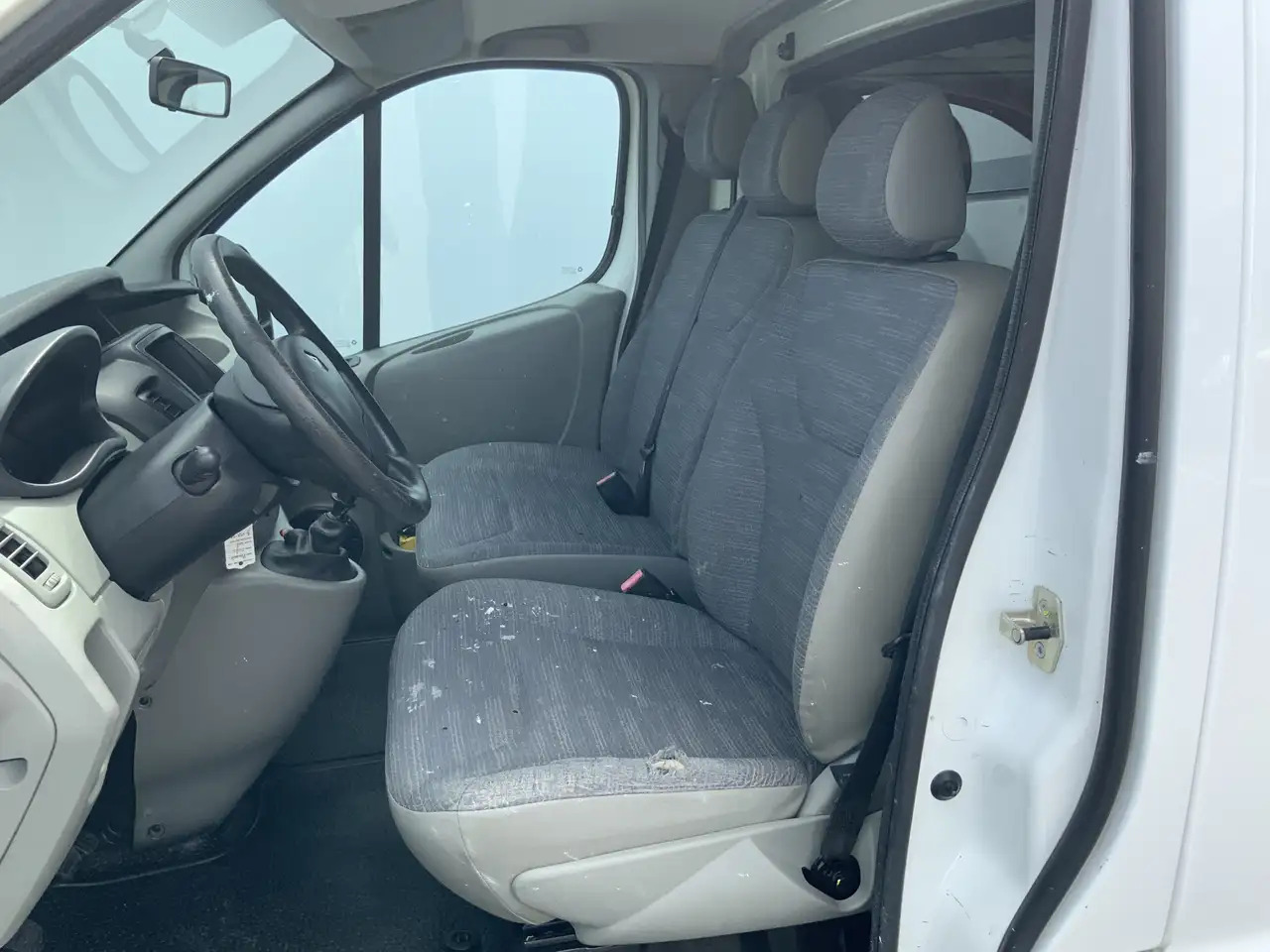 Renault Trafic 2.0 dCi T29 L1H1 Eco 3 Zits Imperiaal Trekhaak 200 - Fourgon utilitaire: photos 4 Renault Trafic 2.0 dCi T29 L1H1 Eco 3 Zits Imperiaal Trekhaak 200 - Fourgon utilitaire: photos 4