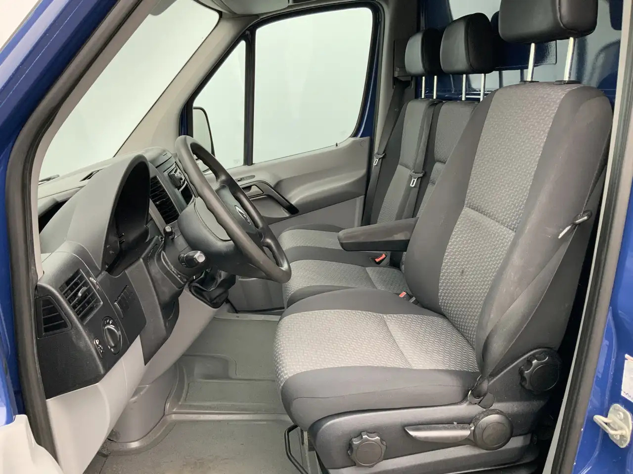 Volkswagen Crafter 32 2.0 TDI L3H2 Meubelbak & Deuren Airco Cruise 3 - Fourgon grand volume: photos 4 Volkswagen Crafter 32 2.0 TDI L3H2 Meubelbak & Deuren Airco Cruise 3 - Fourgon grand volume: photos 4