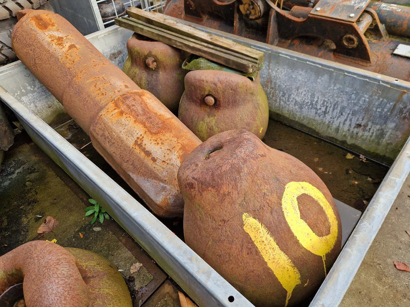 Diversen stalen sloopkogels / beulen - Cisaille de démolition pour Engins de chantier: photos 1 Diversen stalen sloopkogels / beulen - Cisaille de démolition pour Engins de chantier: photos 1