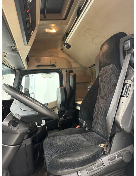 Photo d'intérieur 2: Tracteur routier Mercedes-Benz Actros 1842
