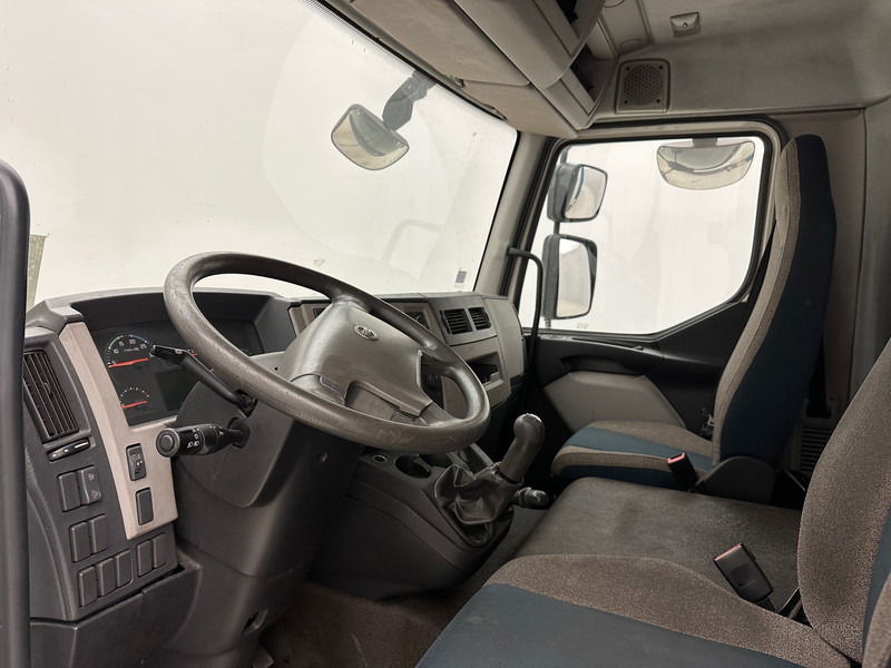 Photo d'intérieur 1: Camion à rideaux coulissants Volvo FL 250