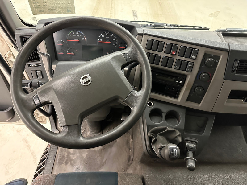 Photo d'intérieur 2: Camion à rideaux coulissants Volvo FL 250