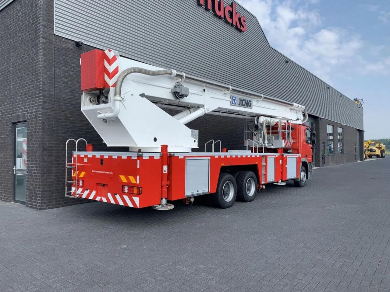 Mercedes-Benz Actros 3332 6X4 XCMG DG53C FIRE FIGTHING PLATFOR - Camion de pompier: photos 5 Mercedes-Benz Actros 3332 6X4 XCMG DG53C FIRE FIGTHING PLATFOR - Camion de pompier: photos 5