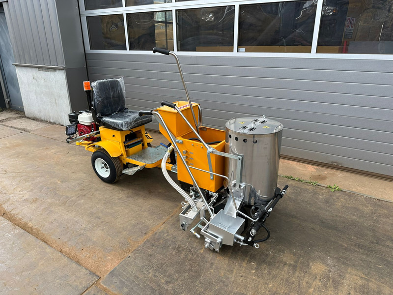 Giga power 860 Road Marking Machine - Travaux routiers: photos 4 Giga power 860 Road Marking Machine - Travaux routiers: photos 4