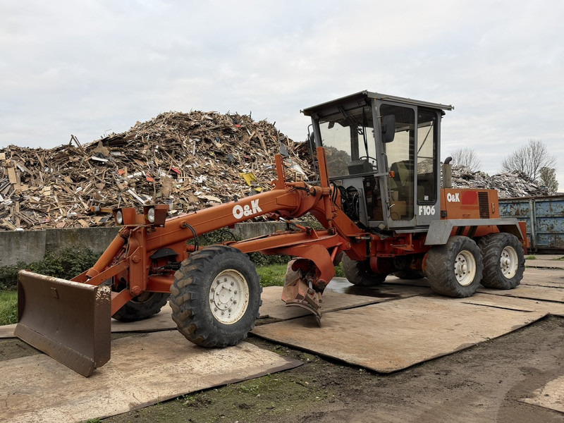 O & K F106A Motor Grader 6x6 - Niveleuse: photos 1 O & K F106A Motor Grader 6x6 - Niveleuse: photos 1