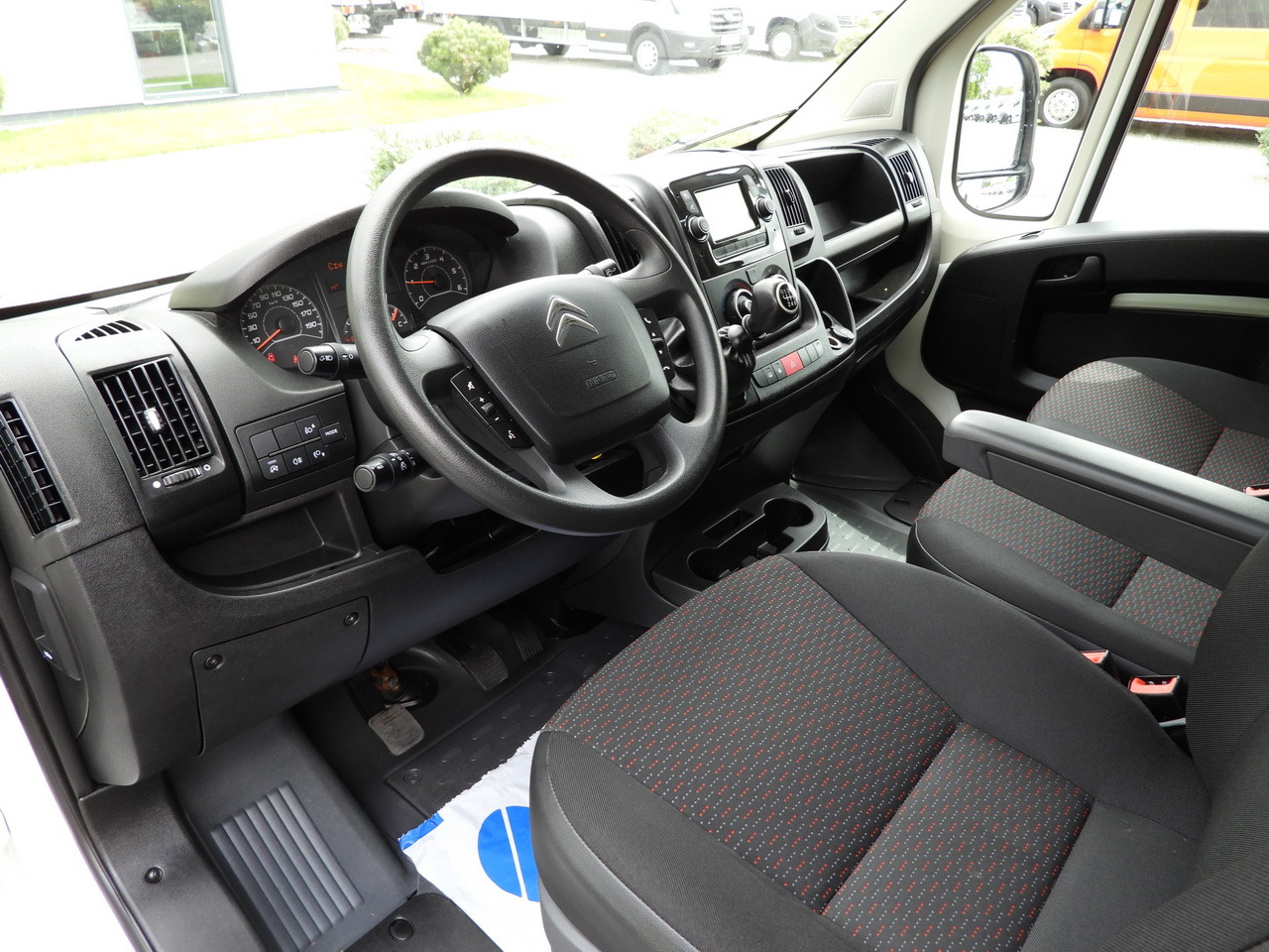 CITROEN JUMPER BOX LIFT 8 PALLETS CRUISE CONTROL NAVIGATION AIR CONDITIONING  165HP - Fourgon grand volume: photos 2 CITROEN JUMPER BOX LIFT 8 PALLETS CRUISE CONTROL NAVIGATION AIR CONDITIONING  165HP - Fourgon grand volume: photos 2