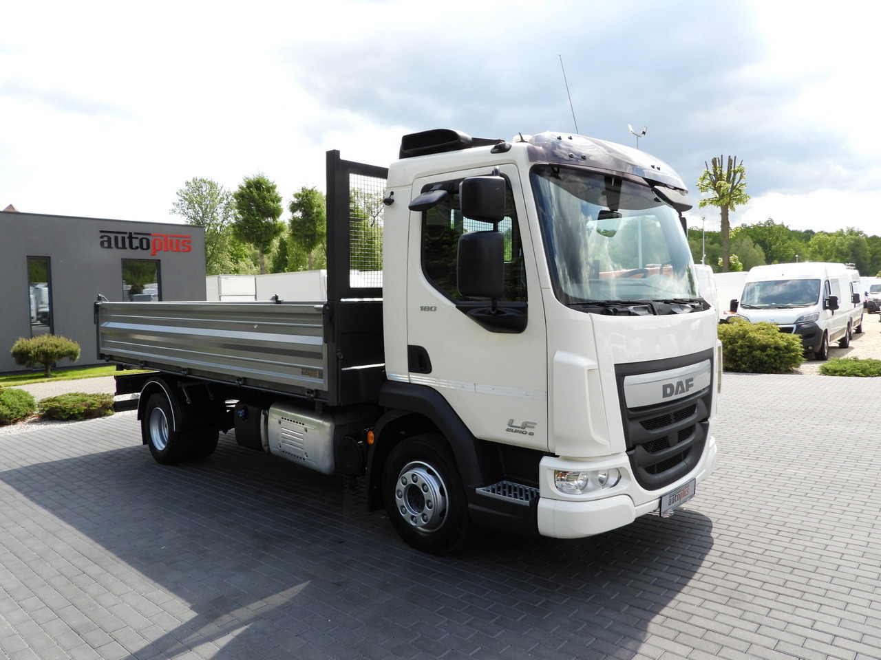 DAF LF 180 THREE-WAY TIPPER CRUISE CONTROL LED LIGHTS AUTOMATIC TRANSMISSION TWIN WHEELS AIR CONDITIONING 180HP - Camion benne: photos 4 DAF LF 180 THREE-WAY TIPPER CRUISE CONTROL LED LIGHTS AUTOMATIC TRANSMISSION TWIN WHEELS AIR CONDITIONING 180HP - Camion benne: photos 4