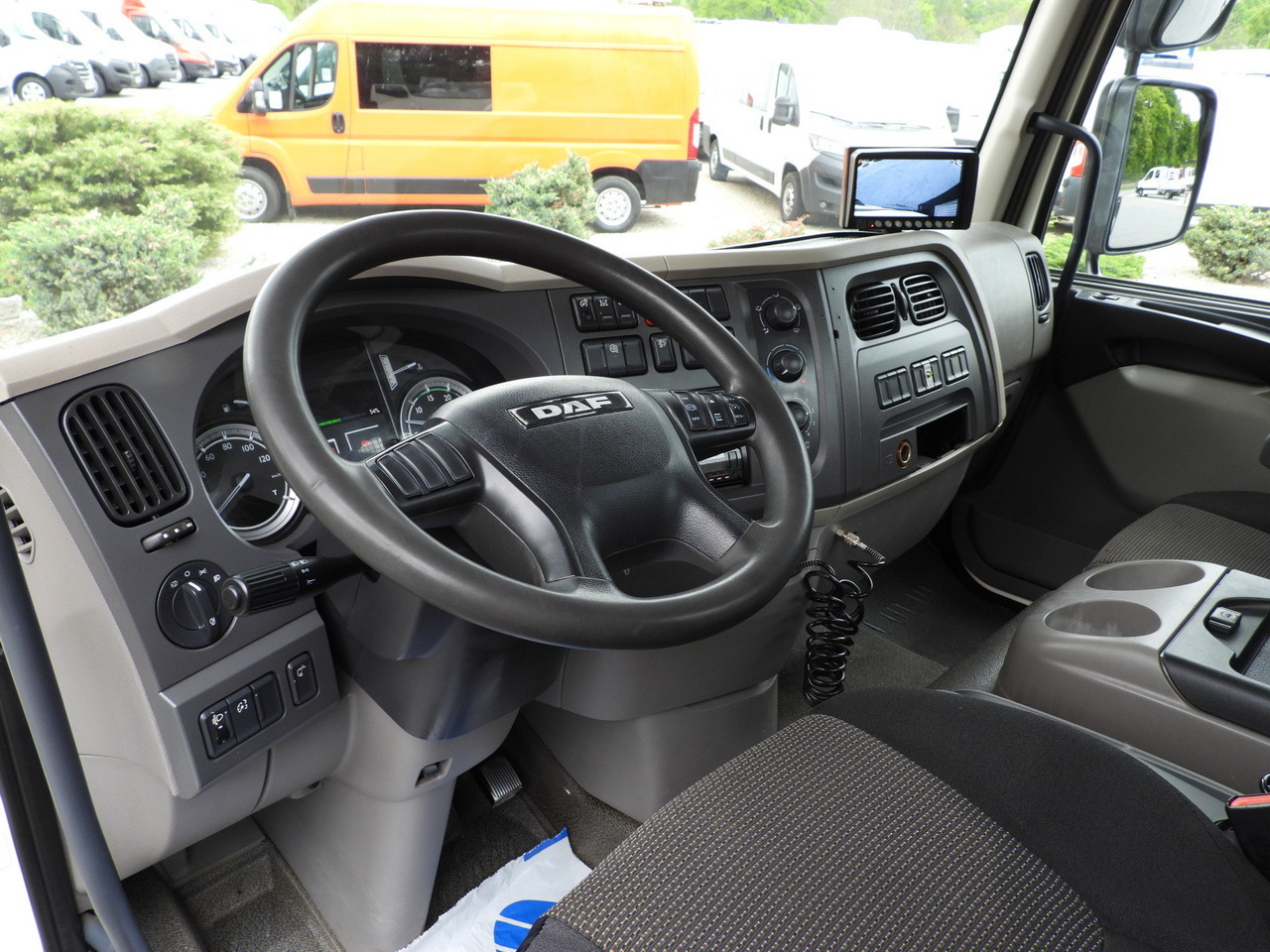 DAF LF 180 THREE-WAY TIPPER CRUISE CONTROL LED LIGHTS AUTOMATIC TRANSMISSION TWIN WHEELS AIR CONDITIONING 180HP - Camion benne: photos 2 DAF LF 180 THREE-WAY TIPPER CRUISE CONTROL LED LIGHTS AUTOMATIC TRANSMISSION TWIN WHEELS AIR CONDITIONING 180HP - Camion benne: photos 2