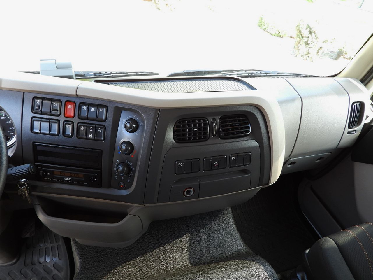 Camion porte-conteneur/ Caisse mobile DAF LF 230 CONTAINER CARRIER PLATFORM + TRAILER WEBASTO CRUISE CONTROL LED LIGHTS PNEUMATICS AUTOMATIC TRANSMISSION  TWIN WHEELS AIR CONDITIONING  230HP: photos 50