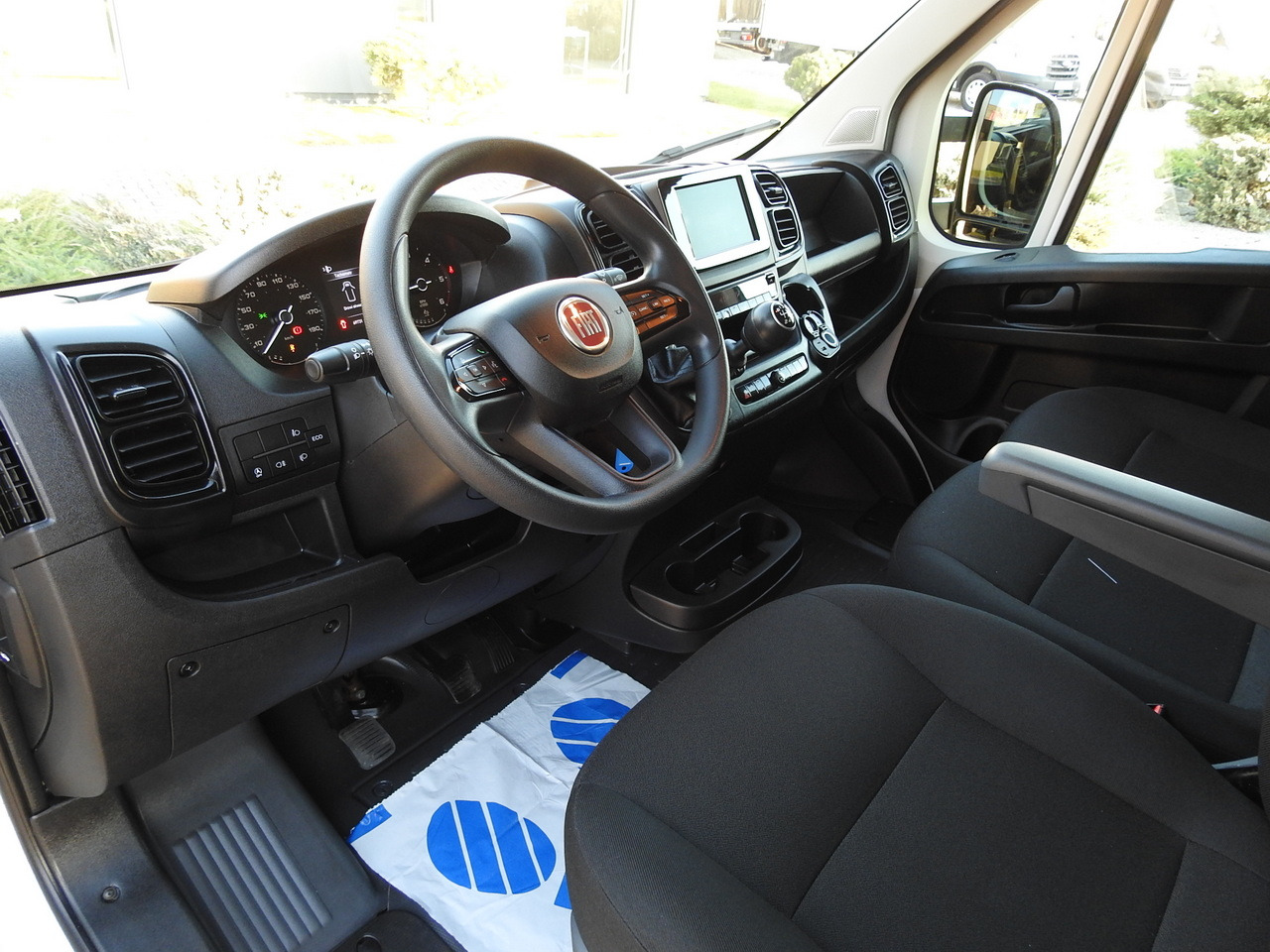 FIAT DUCATO  BOX LIFT 8 PALLETS CRUISE CONTROL AIR CONDITIONING  180HP - Fourgon grand volume: photos 2 FIAT DUCATO  BOX LIFT 8 PALLETS CRUISE CONTROL AIR CONDITIONING  180HP - Fourgon grand volume: photos 2