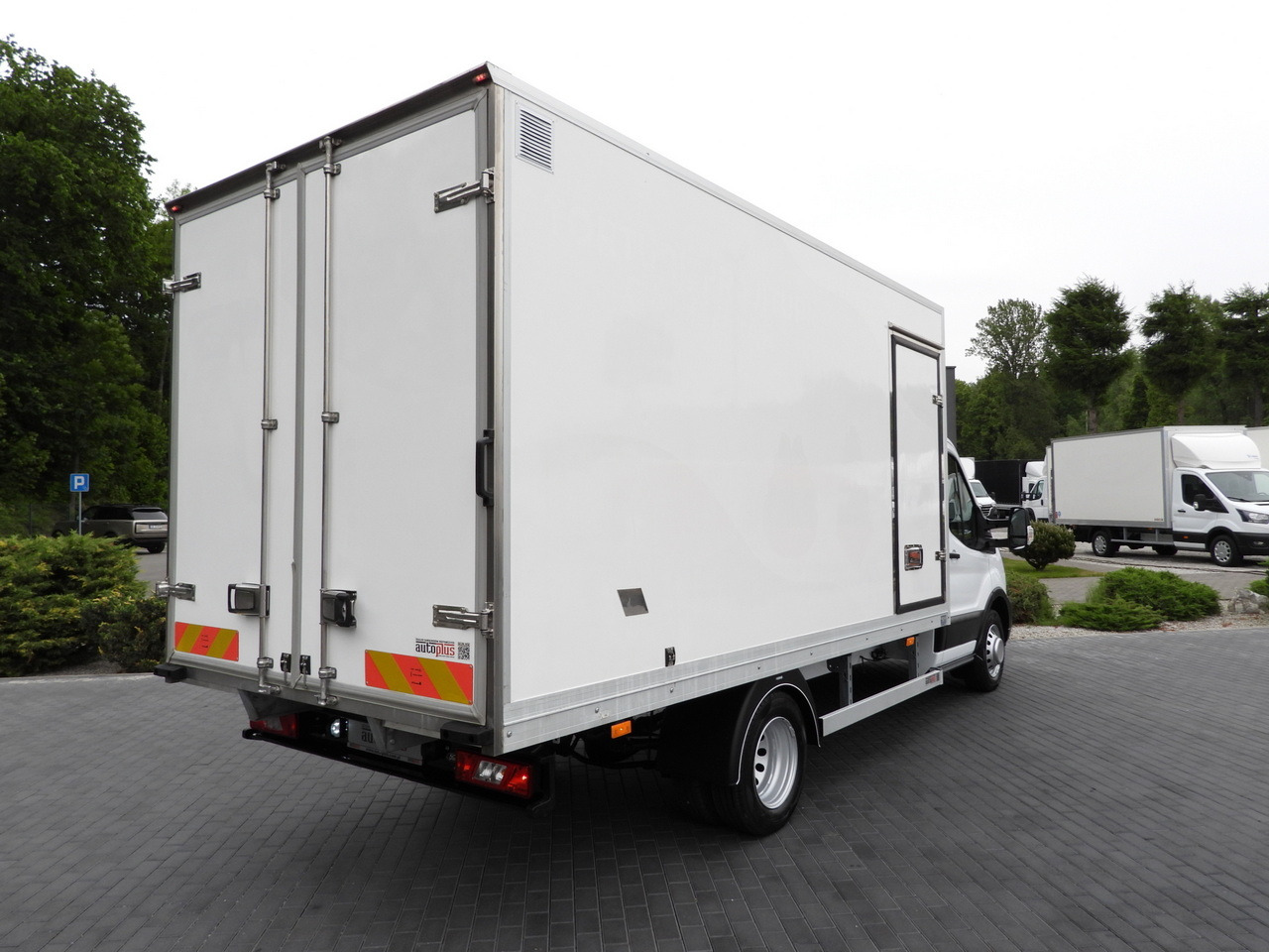 FORD TRANSIT BOX / REFRIGERATOR BOX 5*C / CRUISE CONTROL LED LIGHTS TWIN WHEELS AIR CONDITIONING 130HP - Fourgon grand volume: photos 3 FORD TRANSIT BOX / REFRIGERATOR BOX 5*C / CRUISE CONTROL LED LIGHTS TWIN WHEELS AIR CONDITIONING 130HP - Fourgon grand volume: photos 3