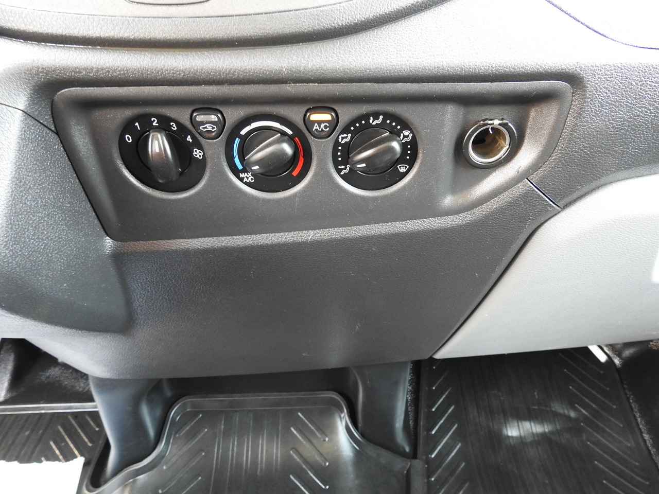 Utilitaire double cabine FORD TRANSIT STAKE BODY DOUBLE CABIN DOKA 7 SEATS AIR CONDITIONING  130HP: photos 27 Utilitaire double cabine FORD TRANSIT STAKE BODY DOUBLE CABIN DOKA 7 SEATS AIR CONDITIONING  130HP: photos 27