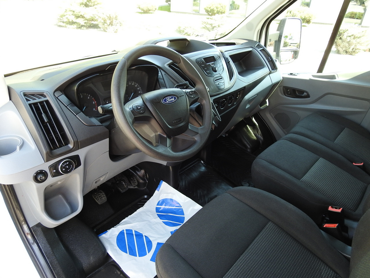 FORD TRANSIT STAKE BODY DOUBLE CABIN DOKA 7 SEATS AIR CONDITIONING  130HP - Utilitaire double cabine: photos 2 FORD TRANSIT STAKE BODY DOUBLE CABIN DOKA 7 SEATS AIR CONDITIONING  130HP - Utilitaire double cabine: photos 2