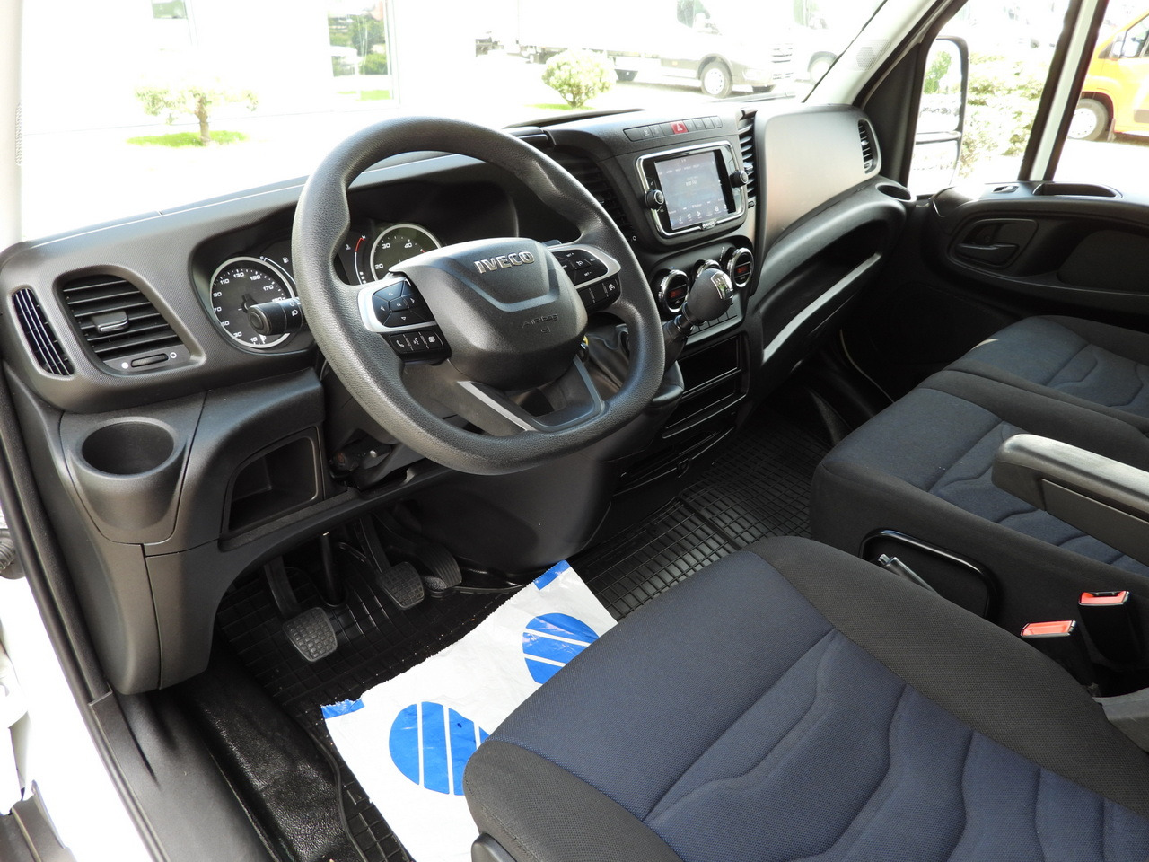 IVECO DAILY 35C16 BOX LIFT 8 PALLETS CRUISE CONTROL TWIN WHEELS AIR CONDITIONING  160HP - Fourgon grand volume: photos 2 IVECO DAILY 35C16 BOX LIFT 8 PALLETS CRUISE CONTROL TWIN WHEELS AIR CONDITIONING  160HP - Fourgon grand volume: photos 2