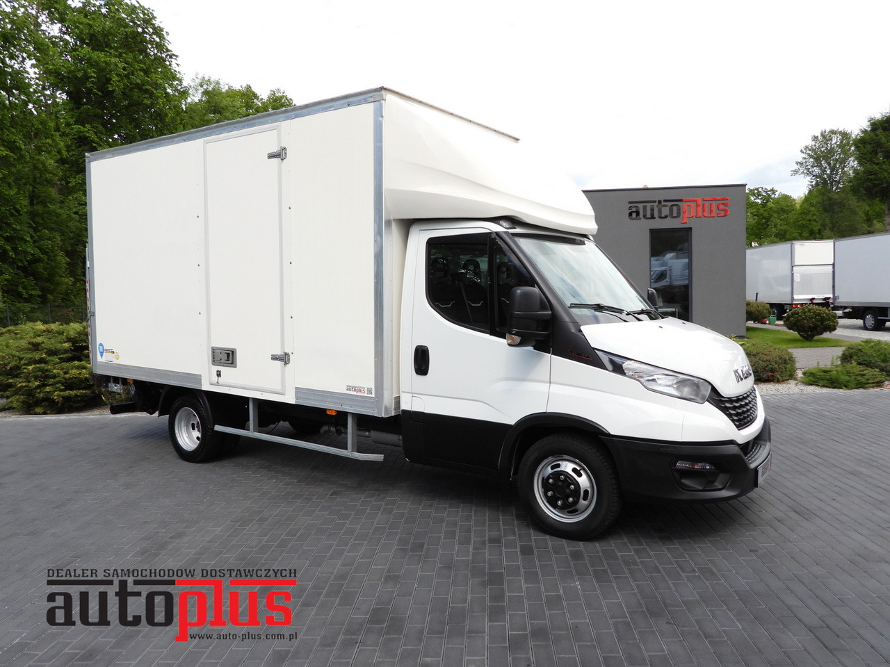 IVECO DAILY 35C16 BOX LIFT 8 PALLETS CRUISE CONTROL TWIN WHEELS AIR CONDITIONING  160HP - Fourgon grand volume: photos 1 IVECO DAILY 35C16 BOX LIFT 8 PALLETS CRUISE CONTROL TWIN WHEELS AIR CONDITIONING  160HP - Fourgon grand volume: photos 1