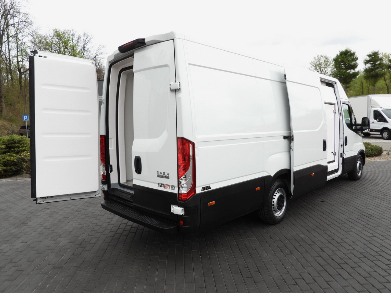 IVECO DAILY 35S14 REFRIGERATOR VAN 0*C POWER SUPPLY 230V CRUISE CONTROL AUTOMATIC TRANSMISSION HI-MATIC AIR CONDITIONING 140HP - Utilitaire frigorifique: photos 3 IVECO DAILY 35S14 REFRIGERATOR VAN 0*C POWER SUPPLY 230V CRUISE CONTROL AUTOMATIC TRANSMISSION HI-MATIC AIR CONDITIONING 140HP - Utilitaire frigorifique: photos 3