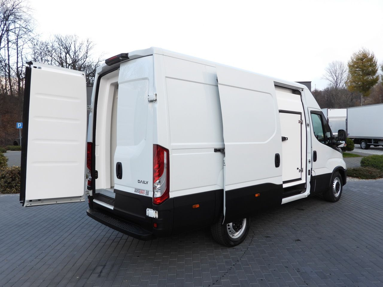 IVECO DAILY 35S14 REFRIGERATOR VAN 0*C POWER SUPPLY 230V NAVIGATION AUTOMATIC TRANSMISSION AIR CONDITIONING 140HP - Utilitaire frigorifique: photos 3 IVECO DAILY 35S14 REFRIGERATOR VAN 0*C POWER SUPPLY 230V NAVIGATION AUTOMATIC TRANSMISSION AIR CONDITIONING 140HP - Utilitaire frigorifique: photos 3