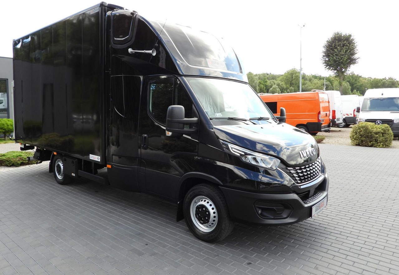 IVECO DAILY 35S18 BOX LIFT 8 PALLETS WEBASTO CRUISE CONTROL NAVIGATION LED LIGHTS PNEUMATICS AIR CONDITIONING  180HP - Fourgon grand volume: photos 4 IVECO DAILY 35S18 BOX LIFT 8 PALLETS WEBASTO CRUISE CONTROL NAVIGATION LED LIGHTS PNEUMATICS AIR CONDITIONING  180HP - Fourgon grand volume: photos 4