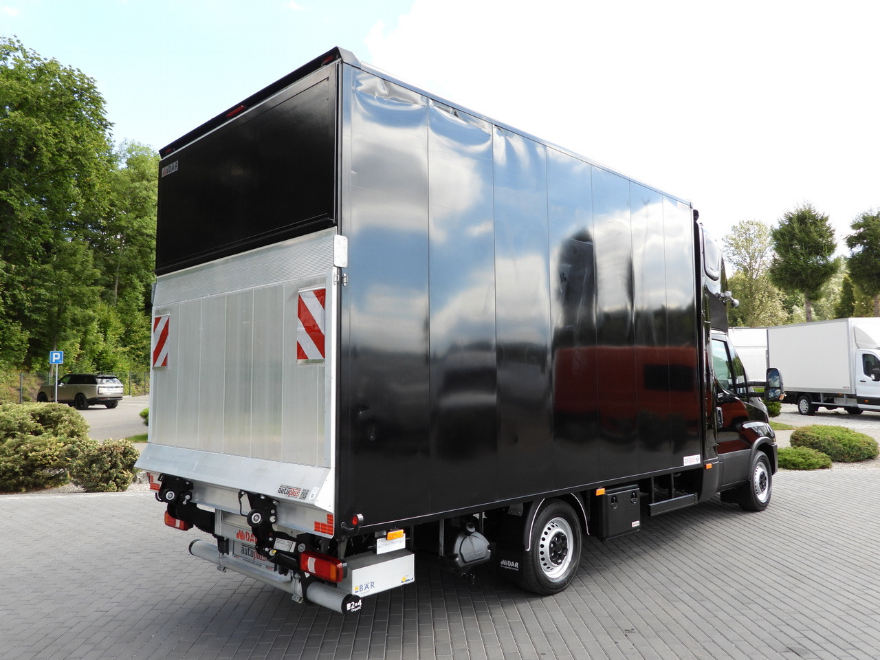 IVECO DAILY 35S18 BOX LIFT 8 PALLETS WEBASTO CRUISE CONTROL NAVIGATION LED LIGHTS PNEUMATICS AIR CONDITIONING 180HP - Fourgon grand volume: photos 3 IVECO DAILY 35S18 BOX LIFT 8 PALLETS WEBASTO CRUISE CONTROL NAVIGATION LED LIGHTS PNEUMATICS AIR CONDITIONING 180HP - Fourgon grand volume: photos 3