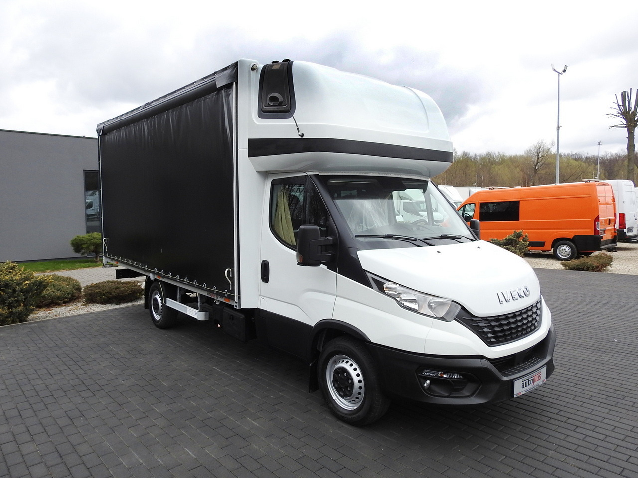 IVECO DAILY 35S18 TARPAULIN 10 PALLETS WEBASTO CRUISE CONTROL AIR CONDITIONING 180HP - Utilitaire rideaux coulissants (PLSC): photos 4 IVECO DAILY 35S18 TARPAULIN 10 PALLETS WEBASTO CRUISE CONTROL AIR CONDITIONING 180HP - Utilitaire rideaux coulissants (PLSC): photos 4