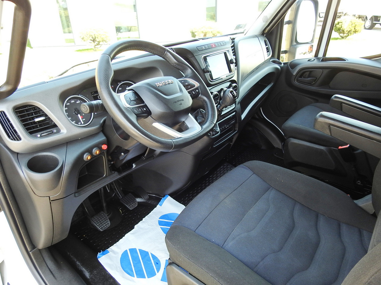IVECO DAILY 70C18 BOX LIFT 14 PALLETS WEBASTO CRUISE CONTROL NAVIGATION LED LIGHTS TWIN WHEELS AIR CONDITIONING 180HP - Fourgon grand volume: photos 2 IVECO DAILY 70C18 BOX LIFT 14 PALLETS WEBASTO CRUISE CONTROL NAVIGATION LED LIGHTS TWIN WHEELS AIR CONDITIONING 180HP - Fourgon grand volume: photos 2