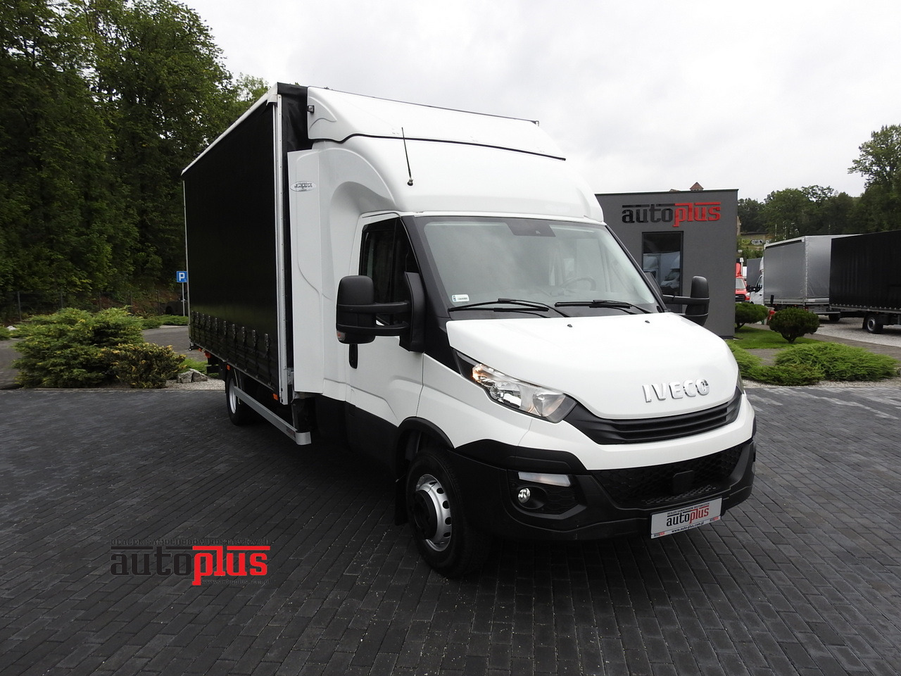 IVECO DAILY 70C18 TARPAULIN LIFT 12 PALLETS WEBASTO CRUISE CONTROL TWIN WHEELS AIR CONDITIONING 180HP - Camion à rideaux coulissants: photos 1 IVECO DAILY 70C18 TARPAULIN LIFT 12 PALLETS WEBASTO CRUISE CONTROL TWIN WHEELS AIR CONDITIONING 180HP - Camion à rideaux coulissants: photos 1