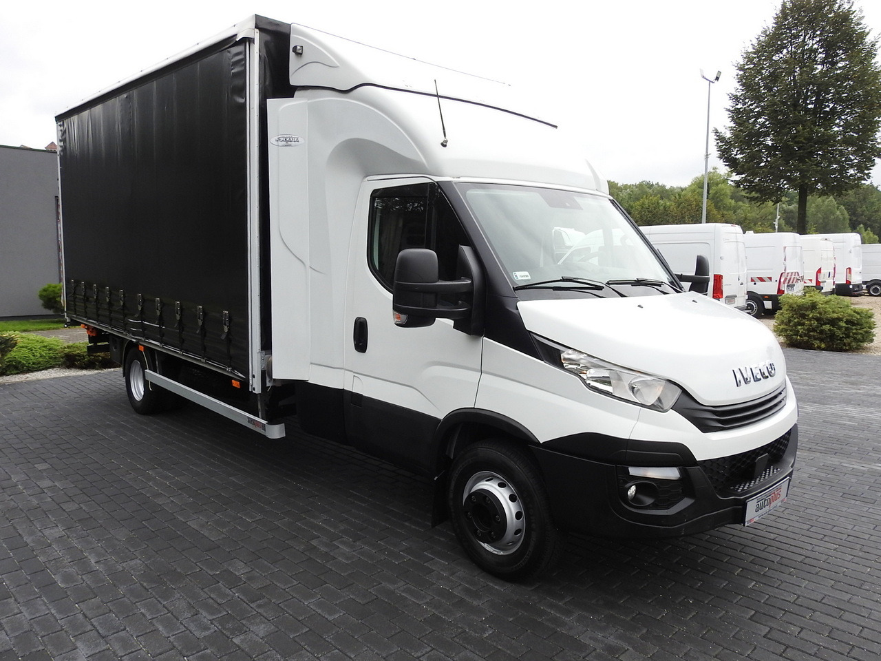 IVECO DAILY 70C18 TARPAULIN LIFT 12 PALLETS WEBASTO CRUISE CONTROL TWIN WHEELS AIR CONDITIONING 180HP - Camion à rideaux coulissants: photos 4 IVECO DAILY 70C18 TARPAULIN LIFT 12 PALLETS WEBASTO CRUISE CONTROL TWIN WHEELS AIR CONDITIONING 180HP - Camion à rideaux coulissants: photos 4