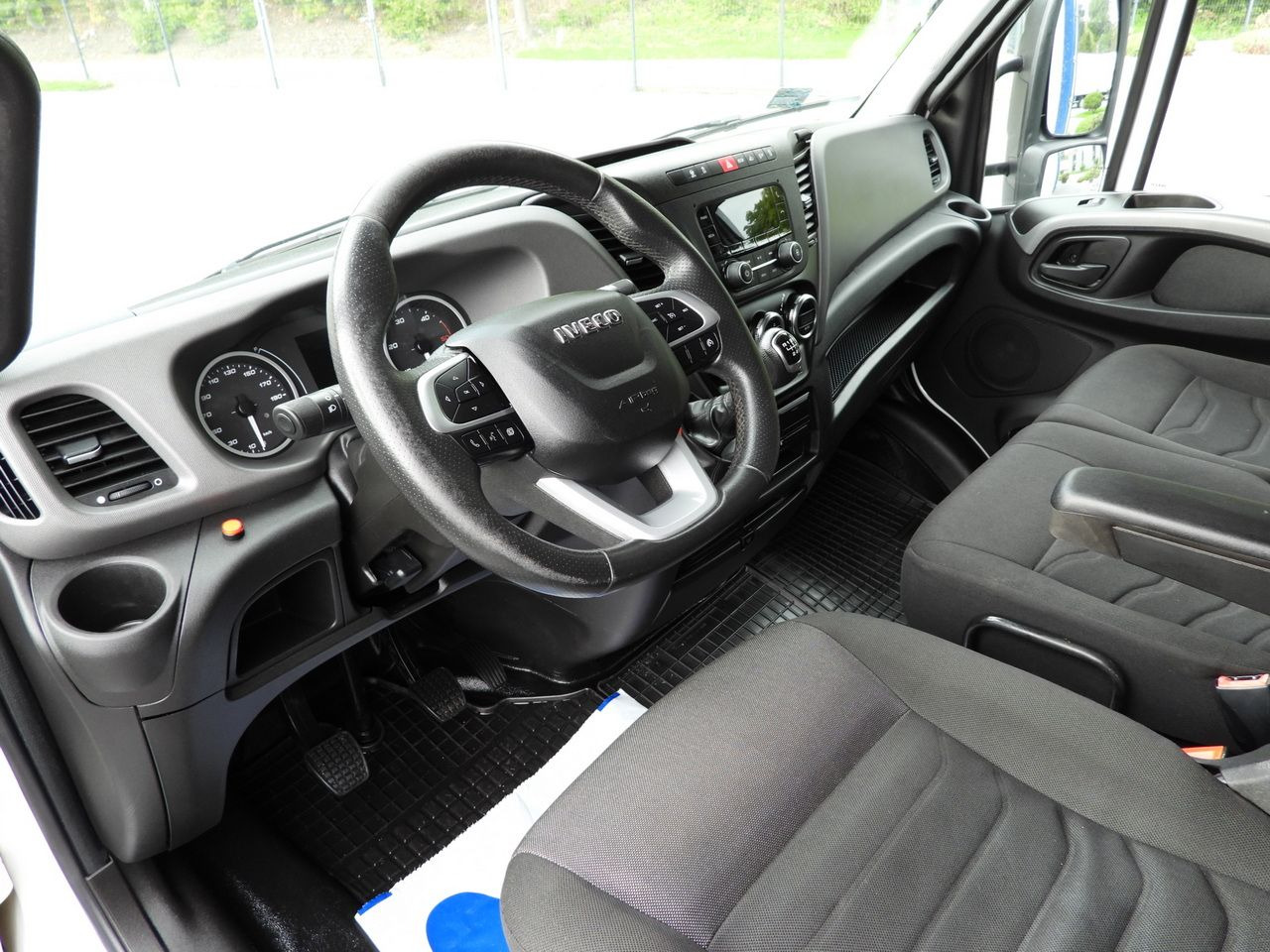IVECO DAILY 72C18 TARPAULIN LIFT 14 PALLETS WEBASTO CRUISE CONTROL LED LIGHTS TWIN WHEELS AIR CONDITIONING 180HP - Camion à rideaux coulissants: photos 2 IVECO DAILY 72C18 TARPAULIN LIFT 14 PALLETS WEBASTO CRUISE CONTROL LED LIGHTS TWIN WHEELS AIR CONDITIONING 180HP - Camion à rideaux coulissants: photos 2