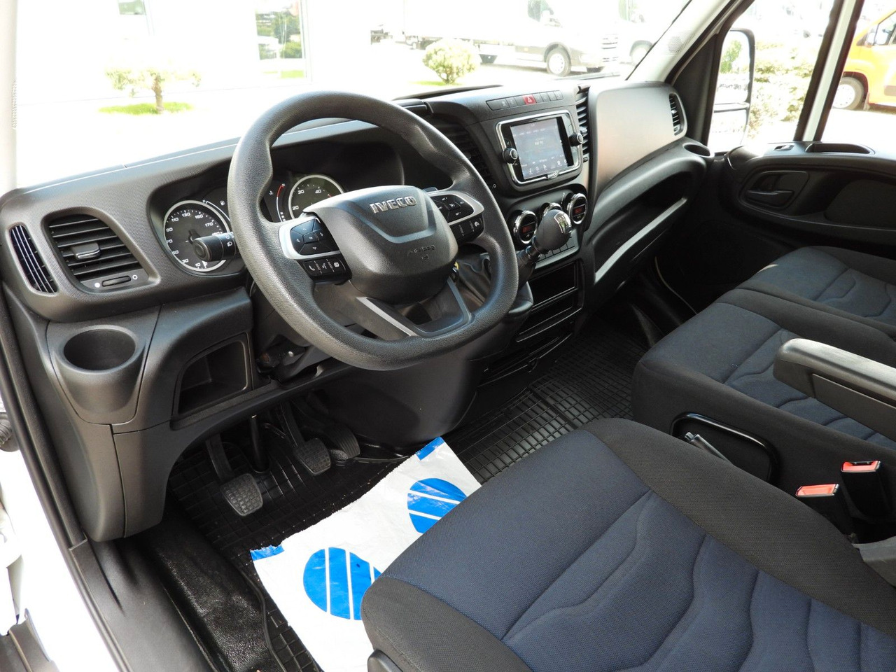 Iveco DAILY 35C16 KOFFER AUFZUG 8 PALETTEN TEMPOMAT Iveco DAILY 35C16 KOFFER AUFZUG 8 PALETTEN TEMPOMAT - Fourgon grand volume: photos 2 Iveco DAILY 35C16 KOFFER AUFZUG 8 PALETTEN TEMPOMAT Iveco DAILY 35C16 KOFFER AUFZUG 8 PALETTEN TEMPOMAT - Fourgon grand volume: photos 2