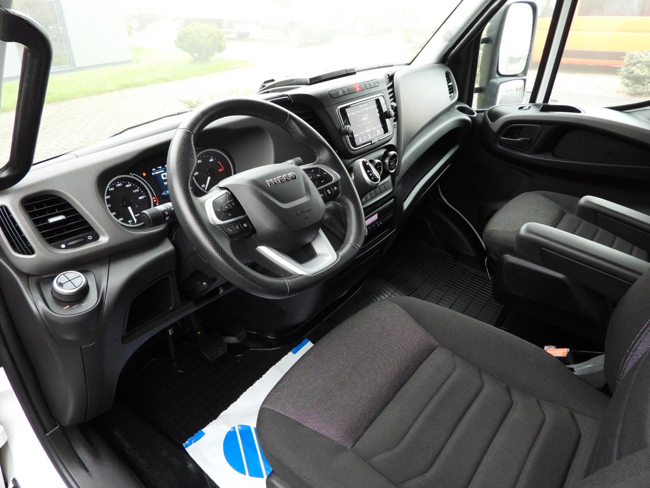 Iveco DAILY 72C18 PRITSCHE PLANE AUFZUG 16 PALETTEN - Utilitaire rideaux coulissants (PLSC): photos 2 Iveco DAILY 72C18 PRITSCHE PLANE AUFZUG 16 PALETTEN - Utilitaire rideaux coulissants (PLSC): photos 2