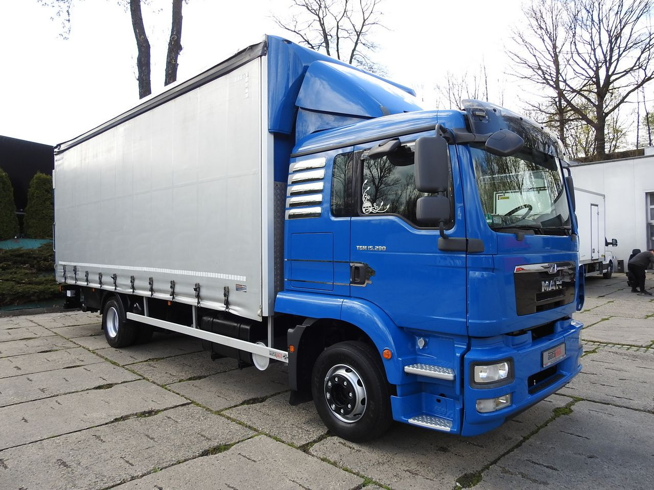 MAN TGM 15.290 TARPAULIN LIFT 18 PALLETS CRUISE CONTROL TWIN WHEELS AIR CONDITIONING 290HP - Camion à rideaux coulissants: photos 4 MAN TGM 15.290 TARPAULIN LIFT 18 PALLETS CRUISE CONTROL TWIN WHEELS AIR CONDITIONING 290HP - Camion à rideaux coulissants: photos 4