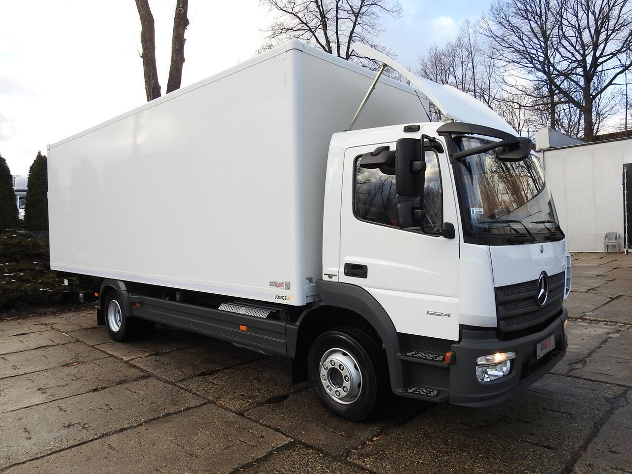 MERCEDES ATEGO 12.24 BOX LIFT 18 PALLETS CRUISE CONTROL AUTOMATIC TRANSMISSION  TWIN WHEELS AIR CONDITIONING  240HP - Fourgon grand volume: photos 4 MERCEDES ATEGO 12.24 BOX LIFT 18 PALLETS CRUISE CONTROL AUTOMATIC TRANSMISSION  TWIN WHEELS AIR CONDITIONING  240HP - Fourgon grand volume: photos 4