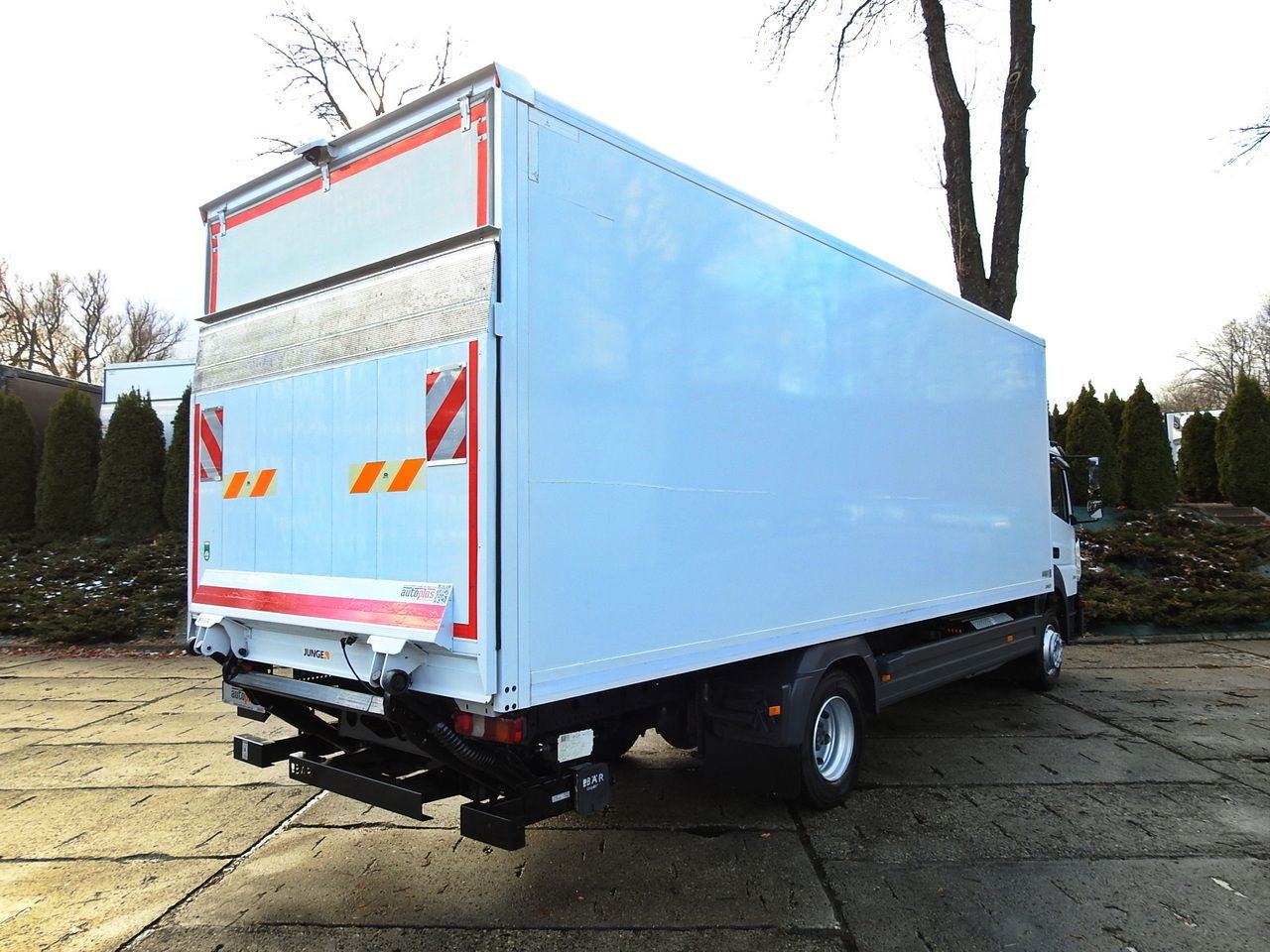 MERCEDES ATEGO 12.24 BOX LIFT 18 PALLETS CRUISE CONTROL AUTOMATIC TRANSMISSION  TWIN WHEELS AIR CONDITIONING  240HP - Fourgon grand volume: photos 3 MERCEDES ATEGO 12.24 BOX LIFT 18 PALLETS CRUISE CONTROL AUTOMATIC TRANSMISSION  TWIN WHEELS AIR CONDITIONING  240HP - Fourgon grand volume: photos 3