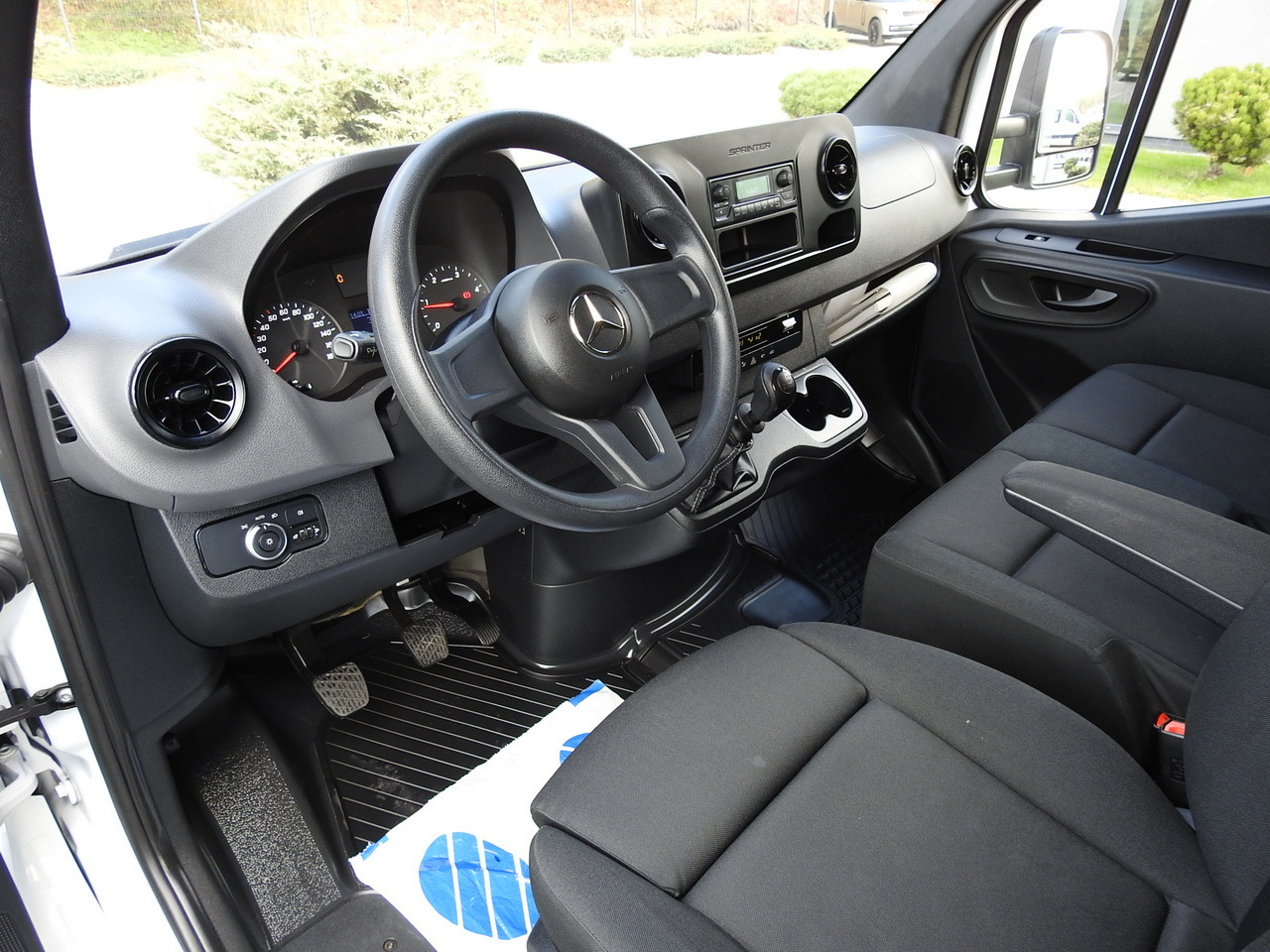 MERCEDES SPRINTER BOX LIFT 8 PALLETS AIR CONDITIONING  150HP - Fourgon grand volume: photos 2 MERCEDES SPRINTER BOX LIFT 8 PALLETS AIR CONDITIONING  150HP - Fourgon grand volume: photos 2