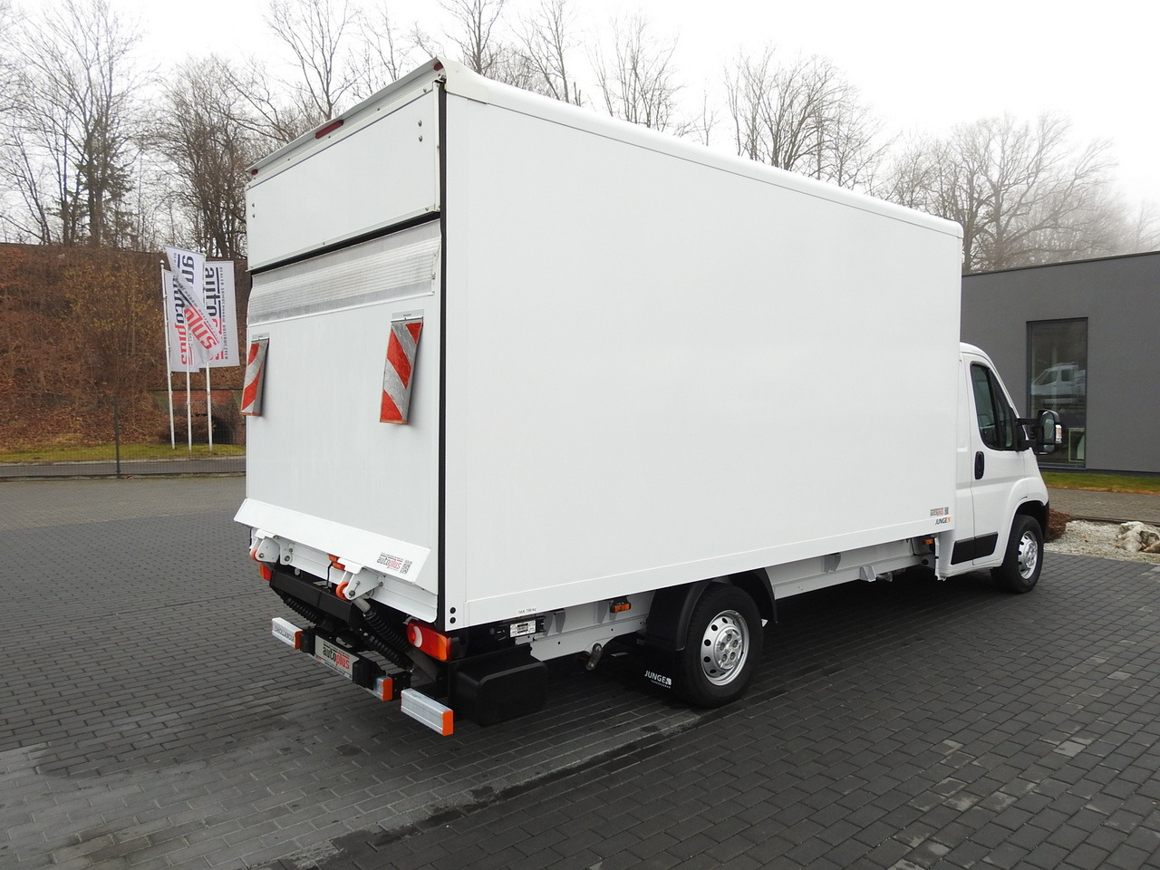 PEUGEOT BOXER BOX LIFT 8 PALLETS CRUISE CONTROL AIR CONDITIONING 140HP - Fourgon grand volume: photos 3 PEUGEOT BOXER BOX LIFT 8 PALLETS CRUISE CONTROL AIR CONDITIONING 140HP - Fourgon grand volume: photos 3
