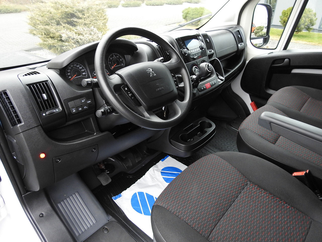 PEUGEOT BOXER BOX LIFT 8 PALLETS CRUISE CONTROL AIR CONDITIONING  140HP - Fourgon grand volume: photos 2 PEUGEOT BOXER BOX LIFT 8 PALLETS CRUISE CONTROL AIR CONDITIONING  140HP - Fourgon grand volume: photos 2