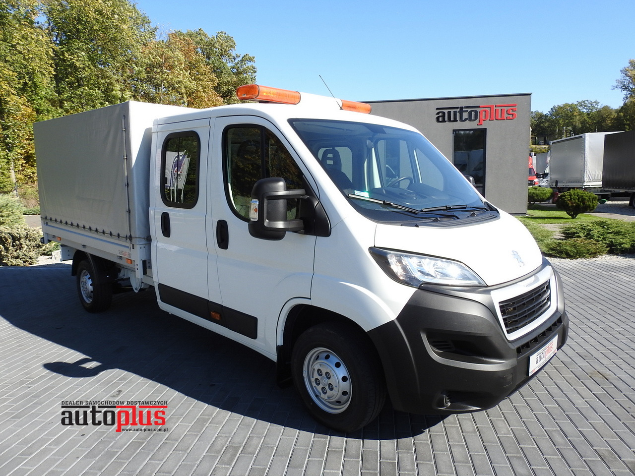 PEUGEOT BOXER STAKE BODY DOUBLE CABIN DOKA 7 SEATS AIR CONDITIONING 140HP - Utilitaire plateau: photos 1 PEUGEOT BOXER STAKE BODY DOUBLE CABIN DOKA 7 SEATS AIR CONDITIONING 140HP - Utilitaire plateau: photos 1