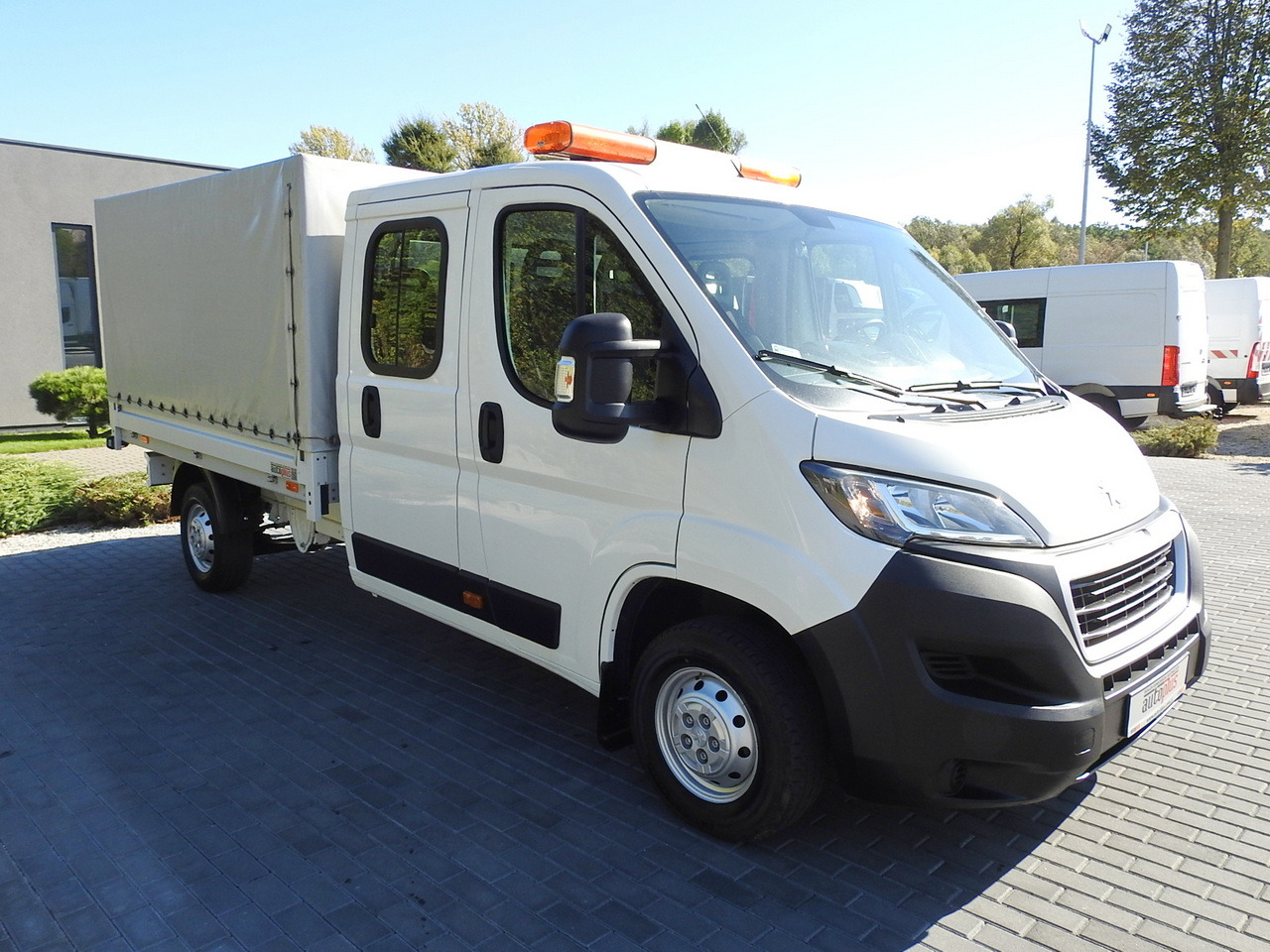 PEUGEOT BOXER STAKE BODY DOUBLE CABIN DOKA 7 SEATS AIR CONDITIONING 140HP - Utilitaire plateau: photos 4 PEUGEOT BOXER STAKE BODY DOUBLE CABIN DOKA 7 SEATS AIR CONDITIONING 140HP - Utilitaire plateau: photos 4